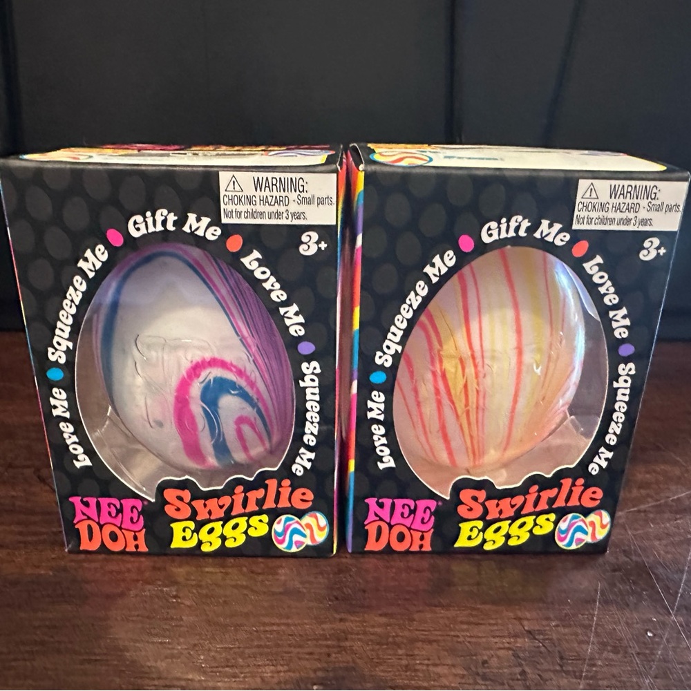 NeeDoh swirlie eggs! Choice of 1 of 2 colors. Pattern may vary from two shown.